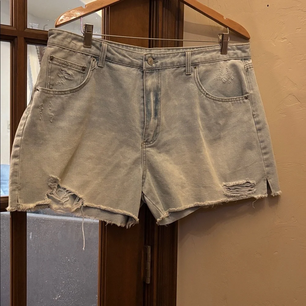 No Boundaries high Rise Jean shorts! 19
